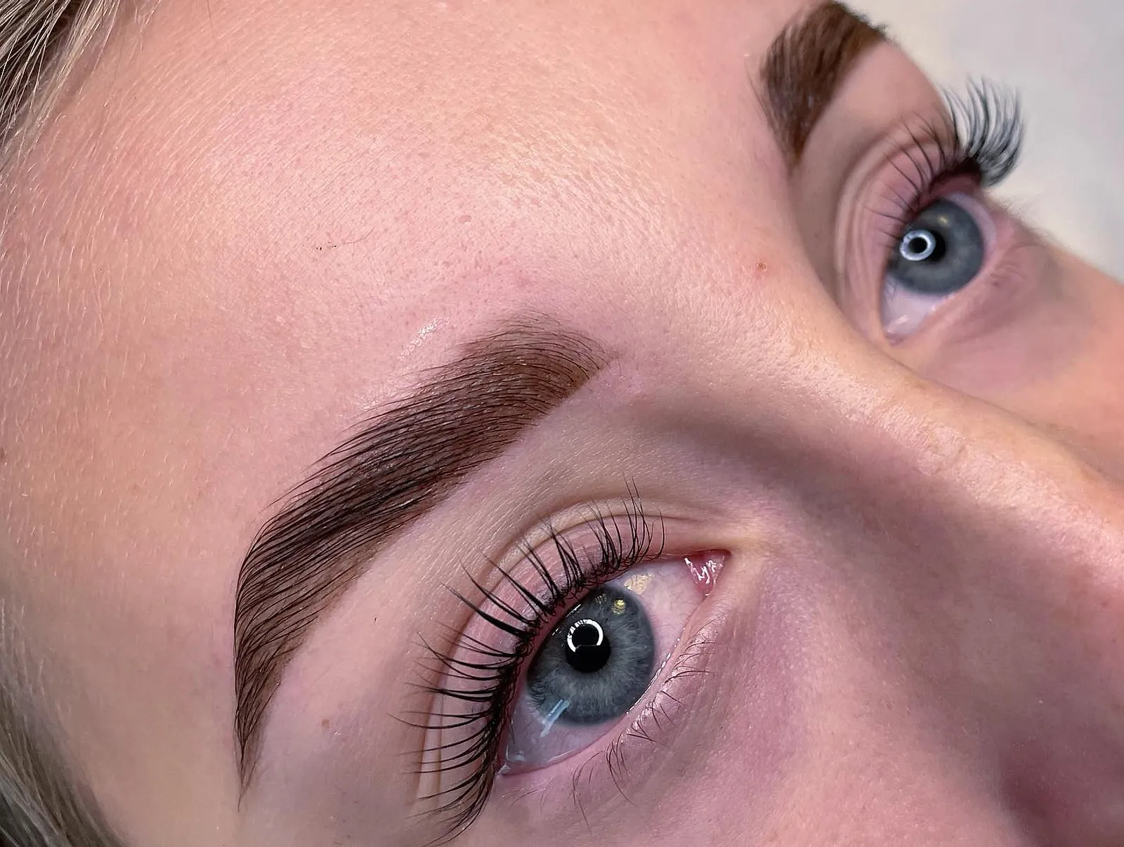 Laminácia obočia a lash lift — práca Aleny Savchuk