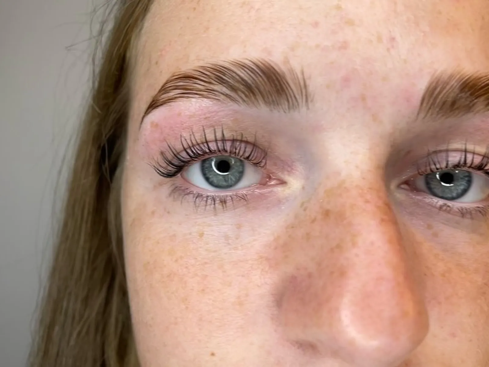 Laminácia obočia a lash lift — práca Aleny Savchuk